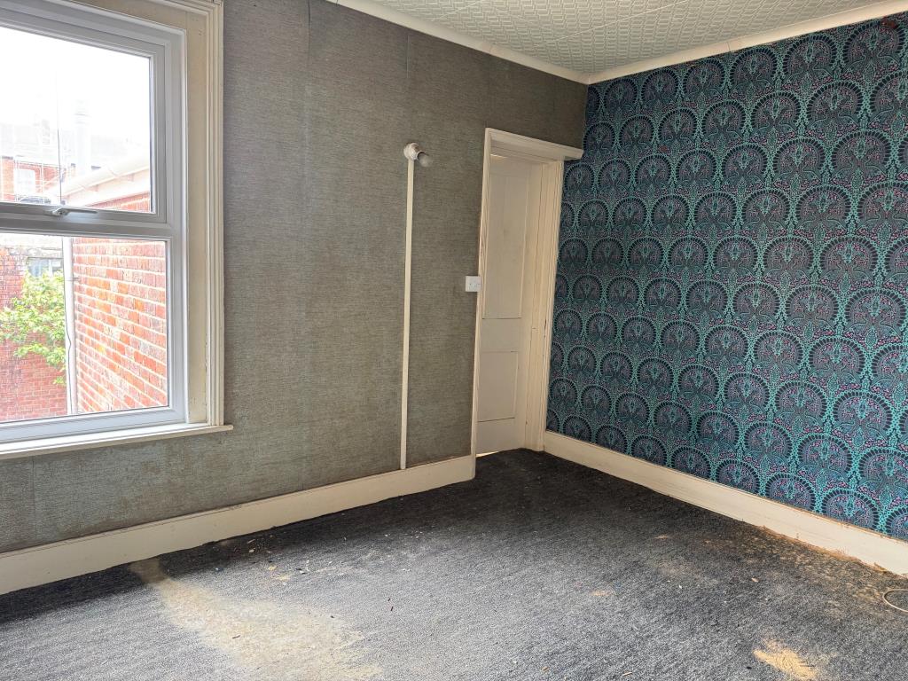 Lot: 133 - FREEHOLD TOWN CENTRE HOUSE FOR IMPROVEMENT - Bedroom with carpet and wallpaper